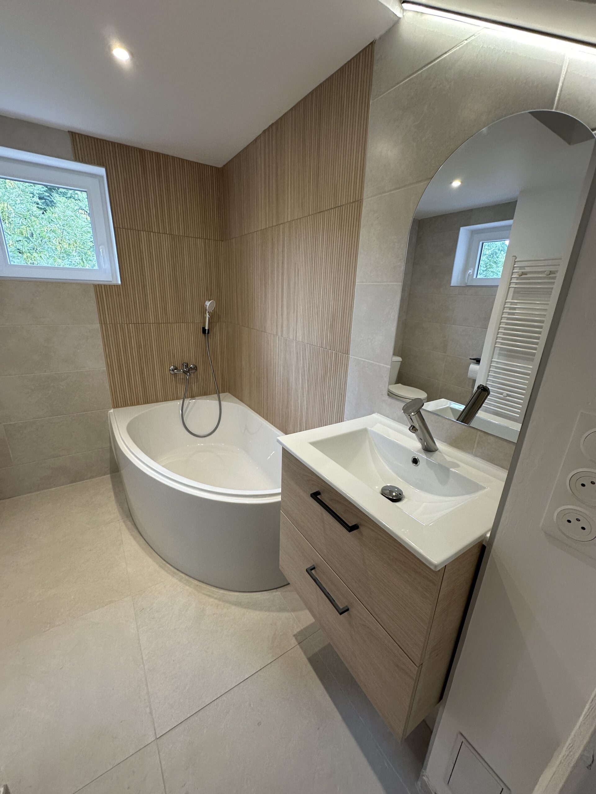 Bandeau LED pour miroir avec prises et spots installés par C’ELEK