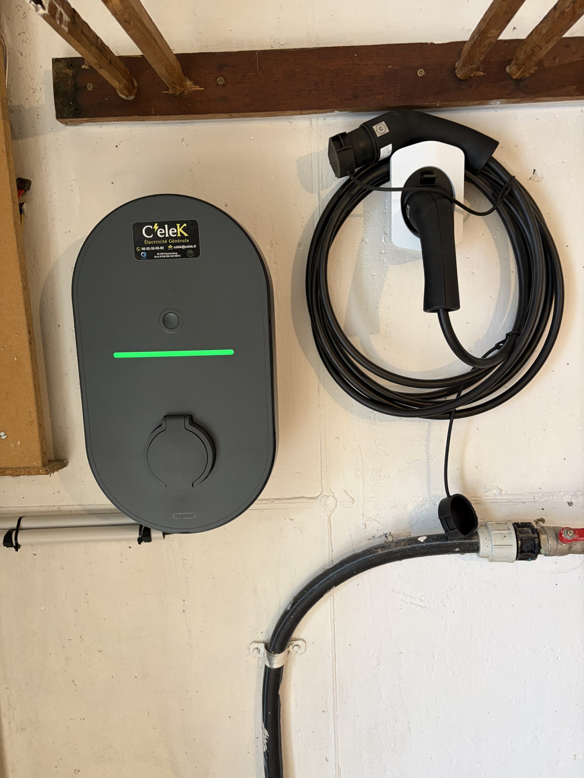 Borne de recharge IRVE avec support de câble installée par C’ELEK